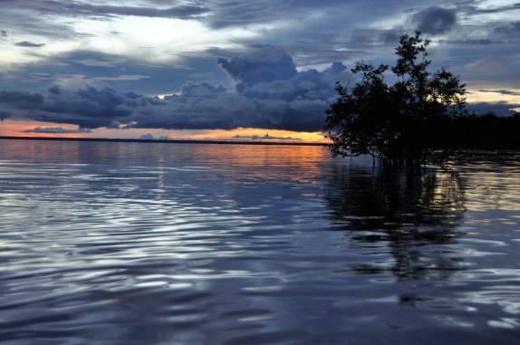 Fim de tarde no rio Tapajós, em Alter do Chão - PA